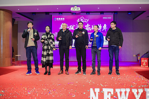 表演和抽獎(jiǎng)結(jié)束，敬酒！之后是晚宴時(shí)間。
